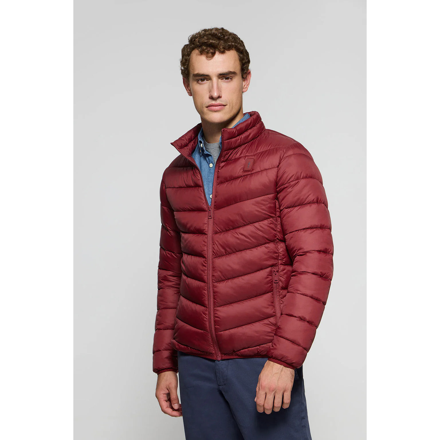 Chaqueta Chase ultralight color granate con parche Rigby Go