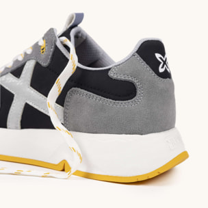 Zapatilla Deportiva Negra y Gris con Detalles Mostaza MUNICH MAMBA 10