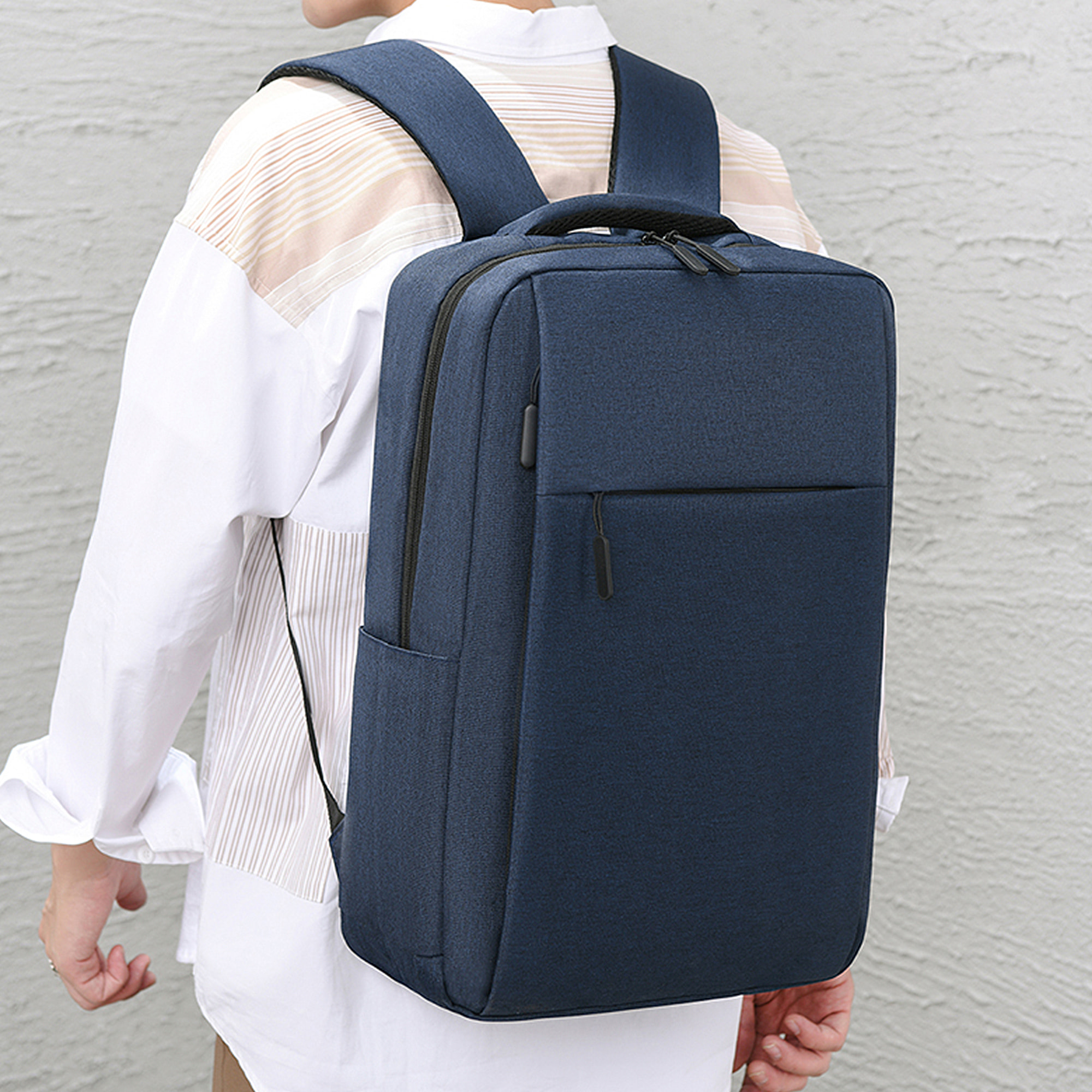 DAM Mochila para Laptop con interfaz de carga USB. 30x13x48 Cm. Color: Negro