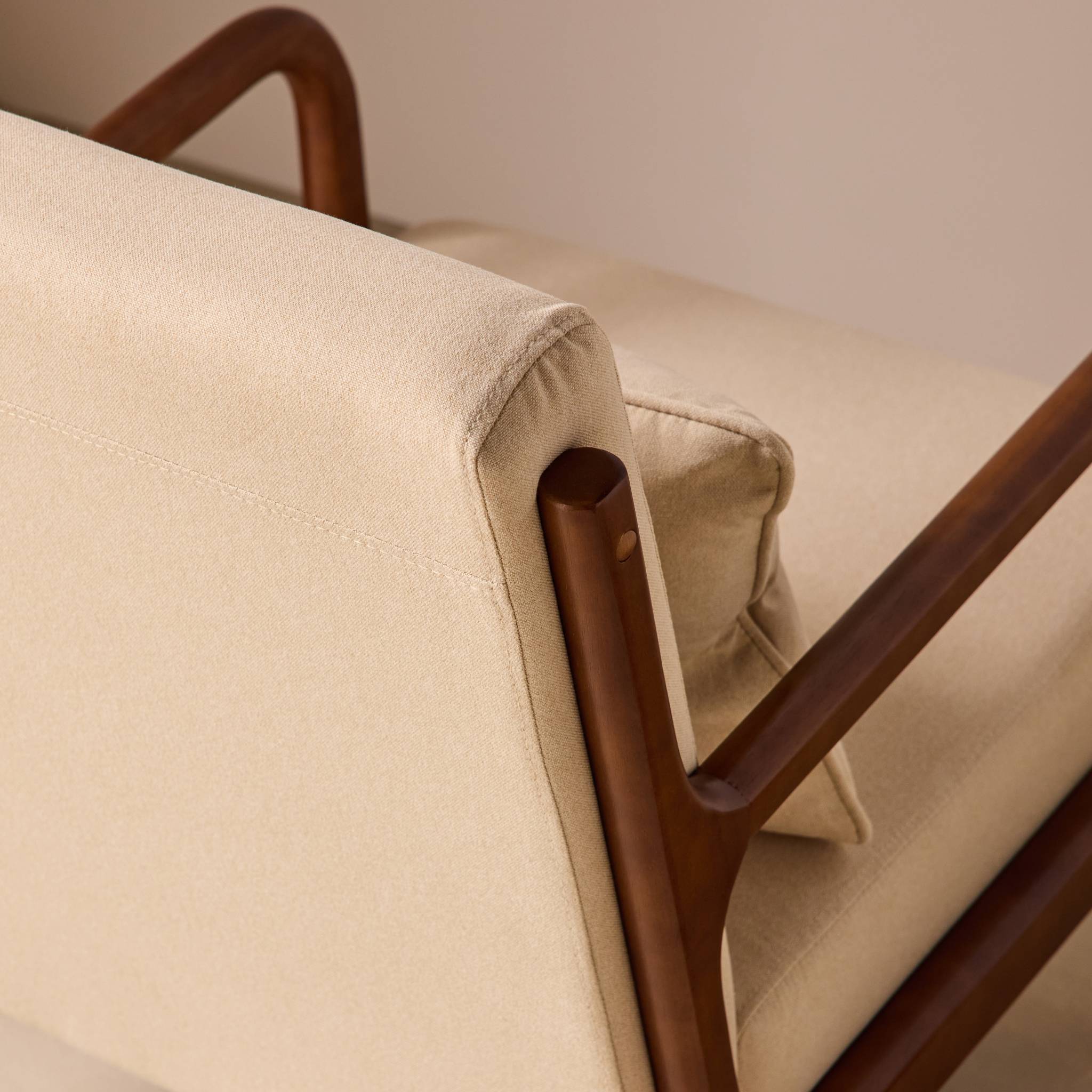 Fauteuil scandinave bois d'hévéa teinté noyer et tissu LORENS