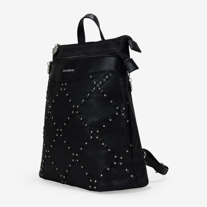 Mochila negra con doble cremallera y tachas