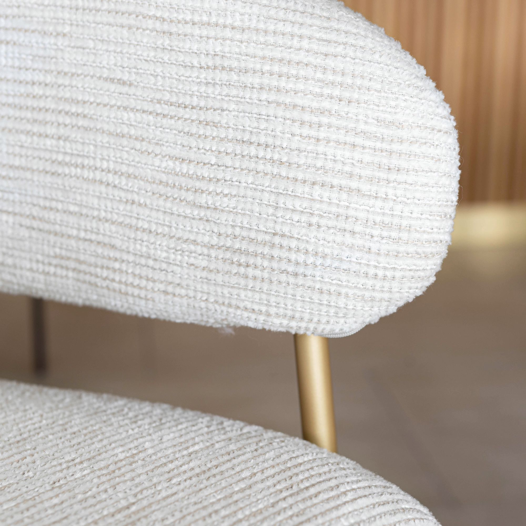 Lot de 2 fauteuils de table en tissu écru et pieds en métal doré EROS