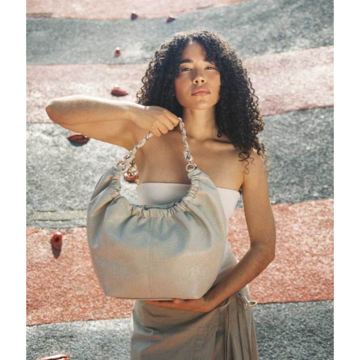 Bolso de hombre beige con cadena