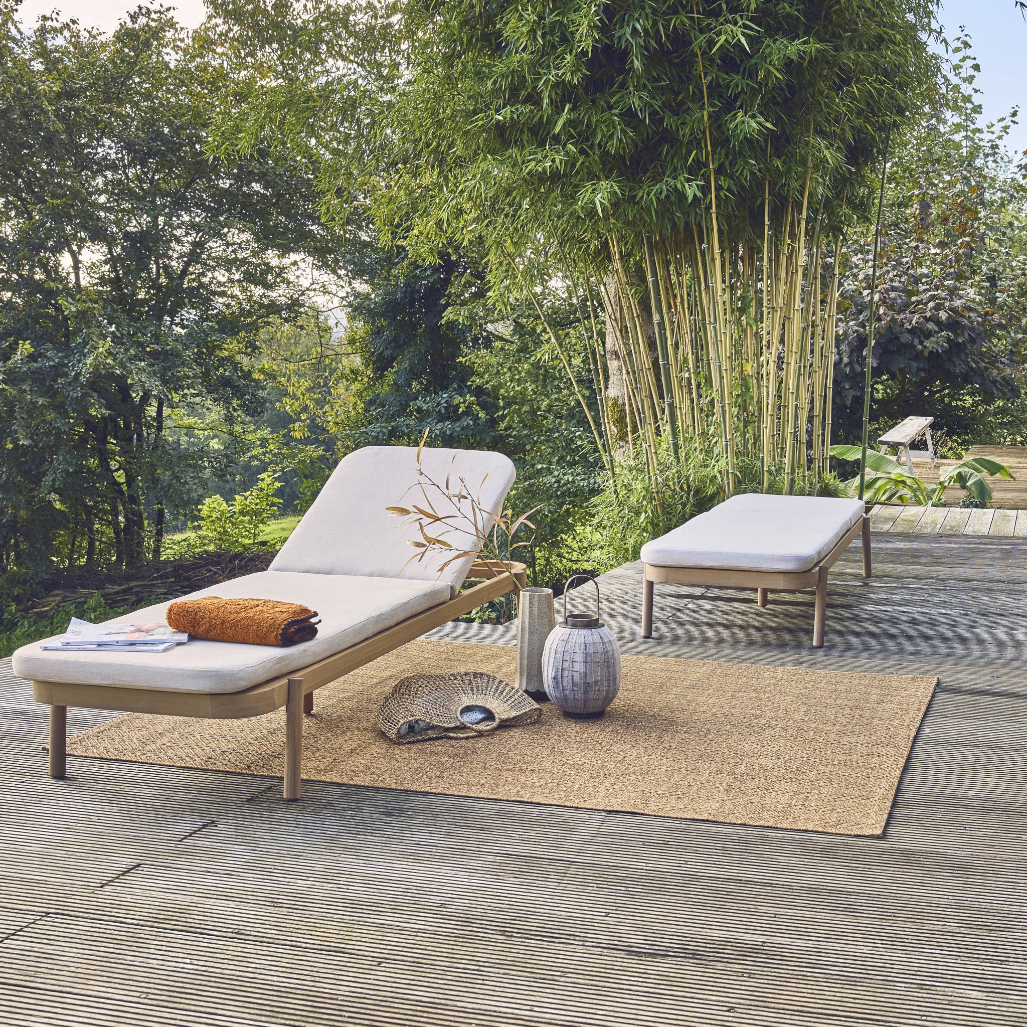 Lot de 2 bains de soleil PUNTA CANA en bois d'acacia. inclinable. déhoussable. coussin beige en polyester