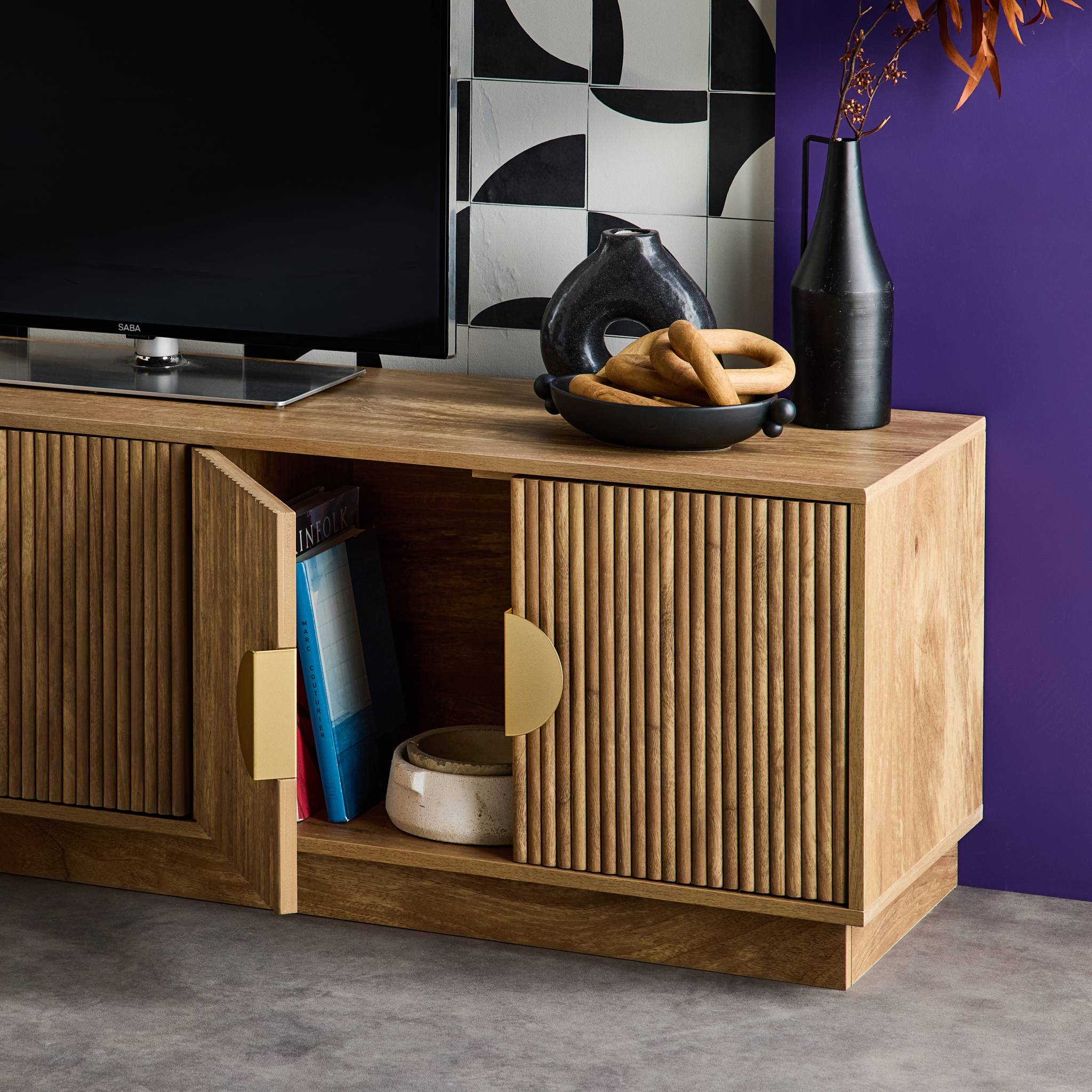 Meuble TV exotique 4 portes effet bois de manguier. poignées en métal doré L 140 x P 40 x H 48cm