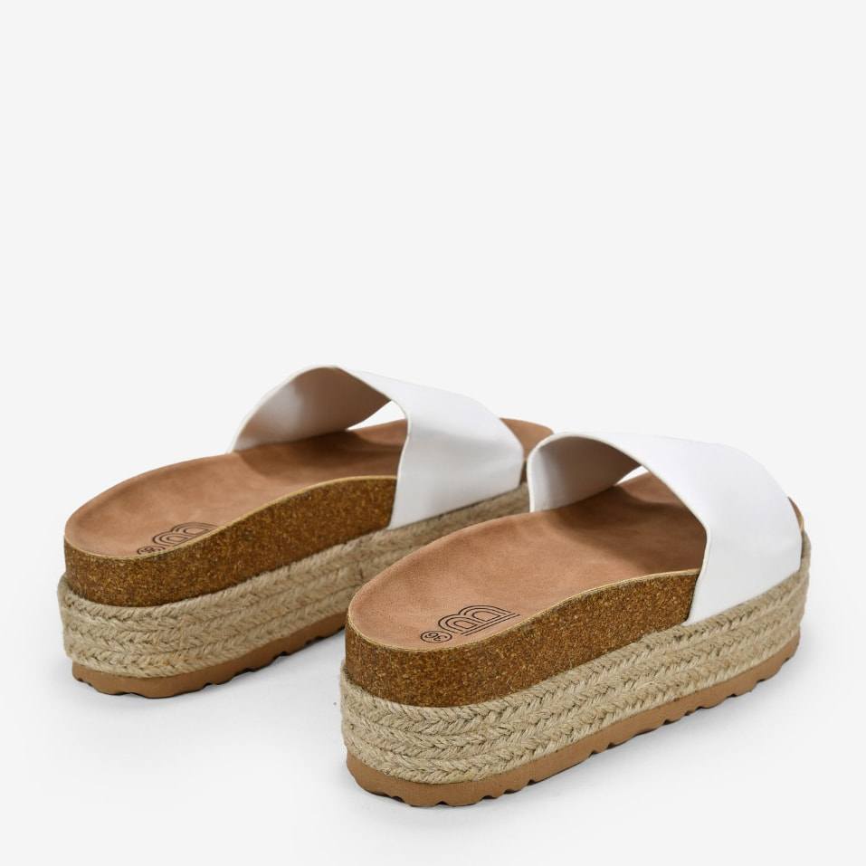 Sandalias blancas con plataforma de esparto