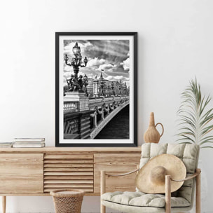 Affiche Paris, Vue du pont Alexandre III Affiche + cadre en bois - Noir