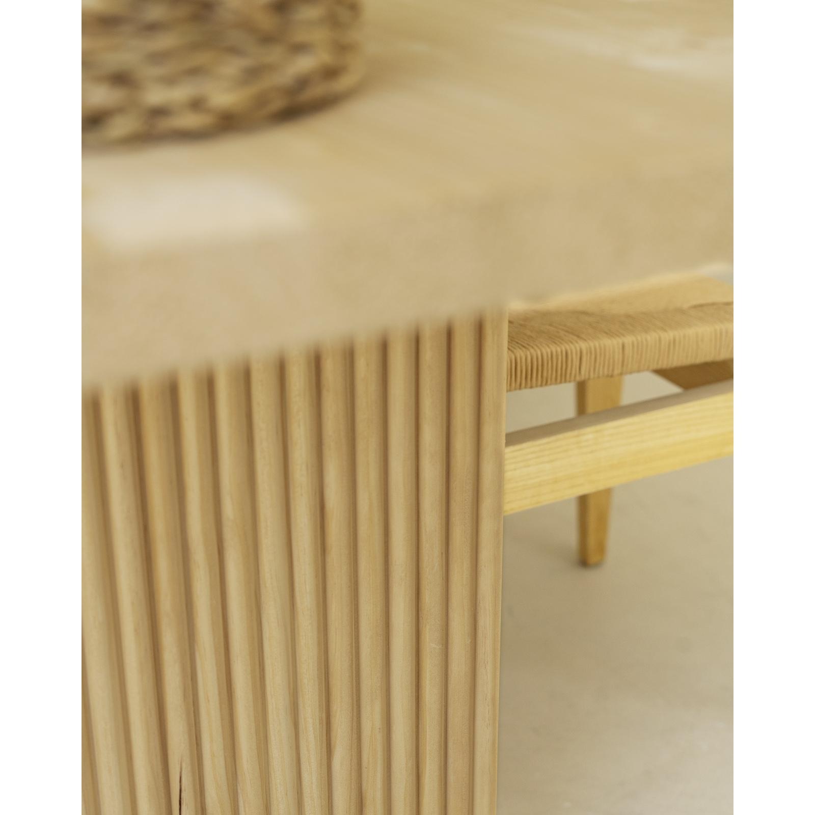 Table de salle à manger en bois massif dans le ton du bois naturel de différentes tailles