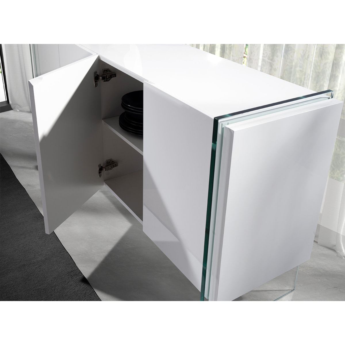 Aparador de Angel Cerda de DM y cristal 170x43x77cm