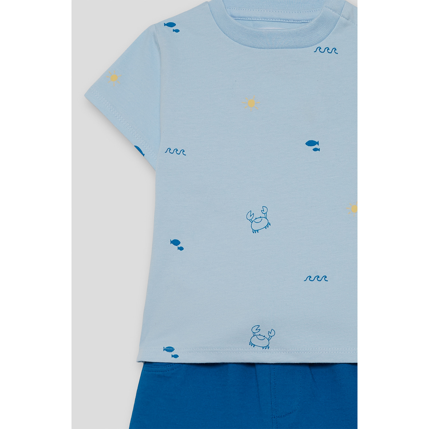 Conjunto de camiseta con estampado marino de cangrejos y pececitos y shorts lisos a juego | Color: Nautic | Street Monkey