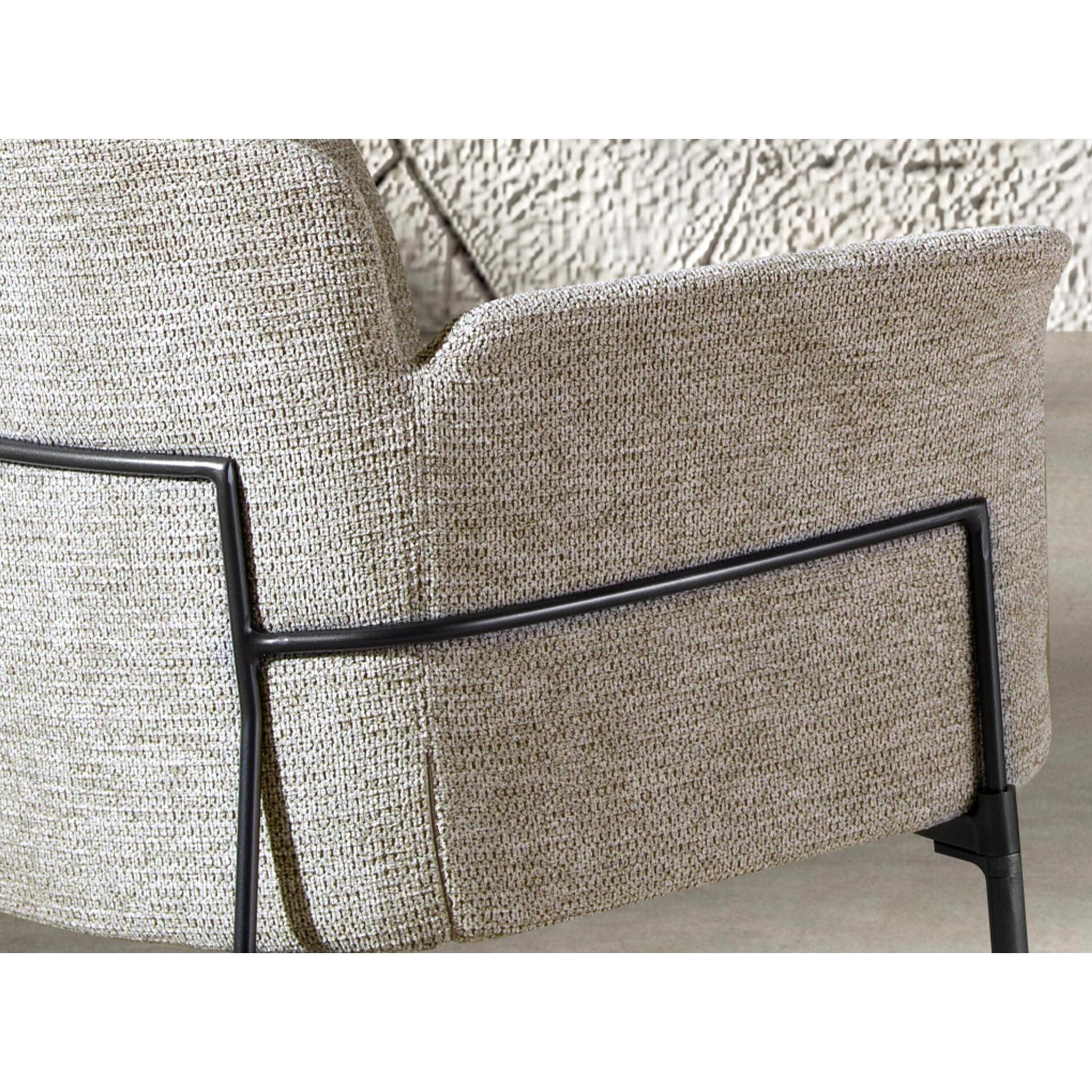 Silla con reposabrazos con asiento y respaldo tapizados en tela gris patas de acero inoxidable oscurecido 66x54x77cm