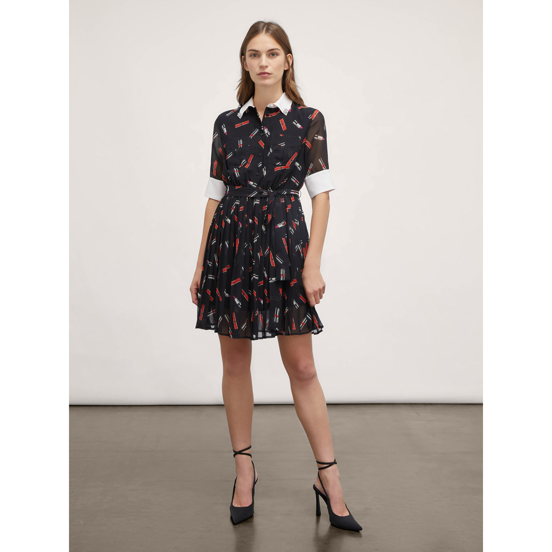 Motivi - Vestido camisero de georgette con estampado lipstick - Negro