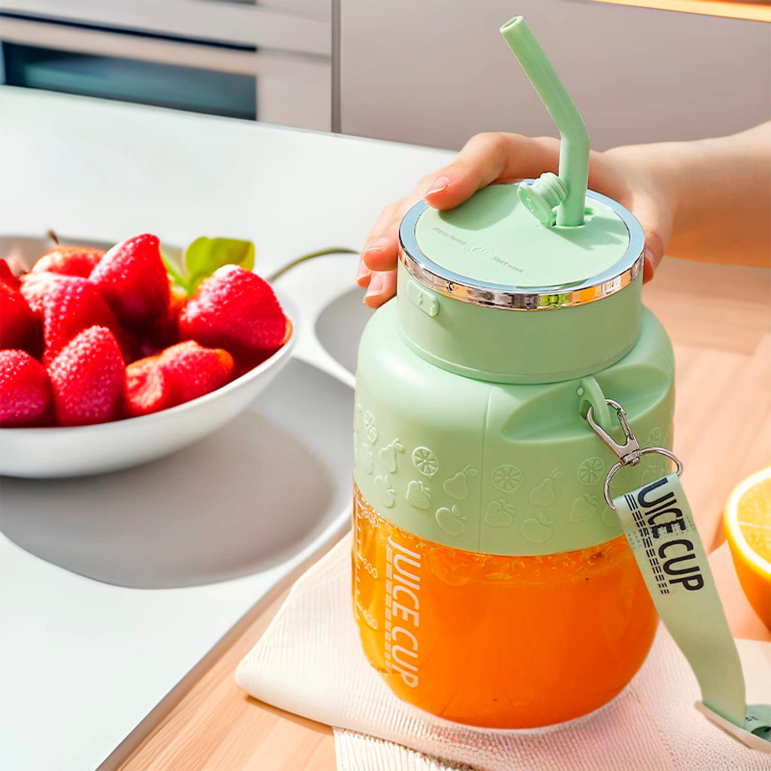 Frullatore portatile elettrico K2 da 800 ml con 10 lame in acciaio, sicurezza tramite doppio clic e batteria ricaricabile.