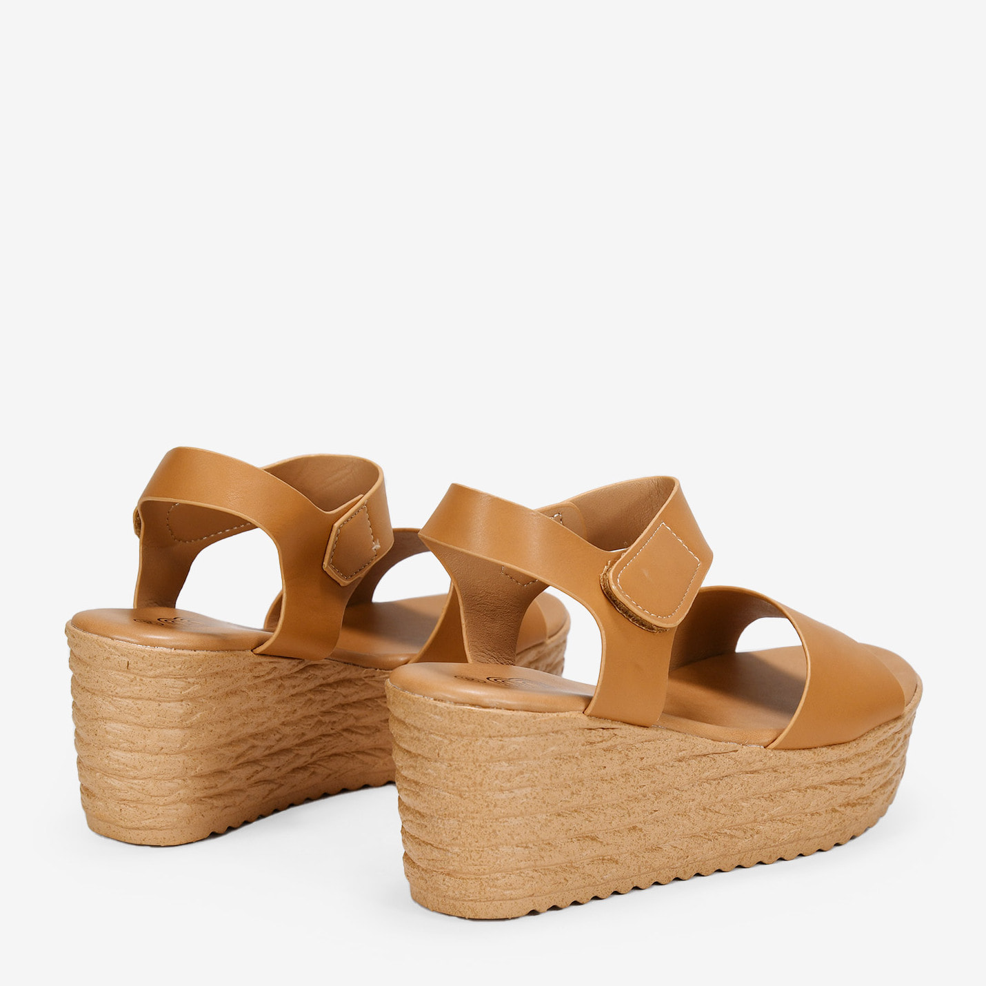 Sandalias marrones con cuña y velcro