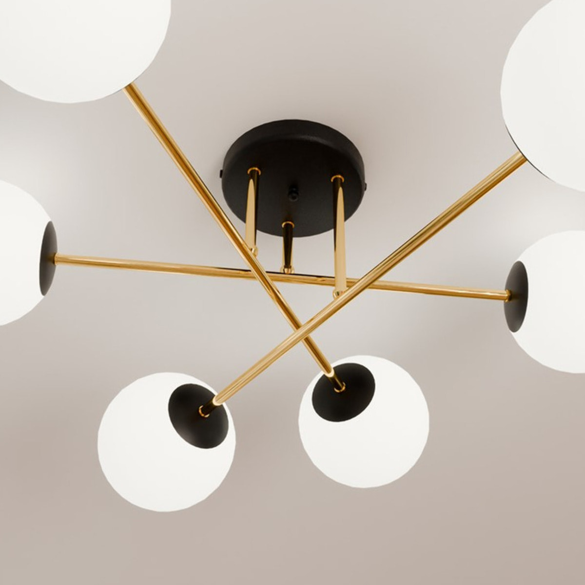 Lampada a sospensione Magnum in acciaio nero e oro con sfere in vetro bianco