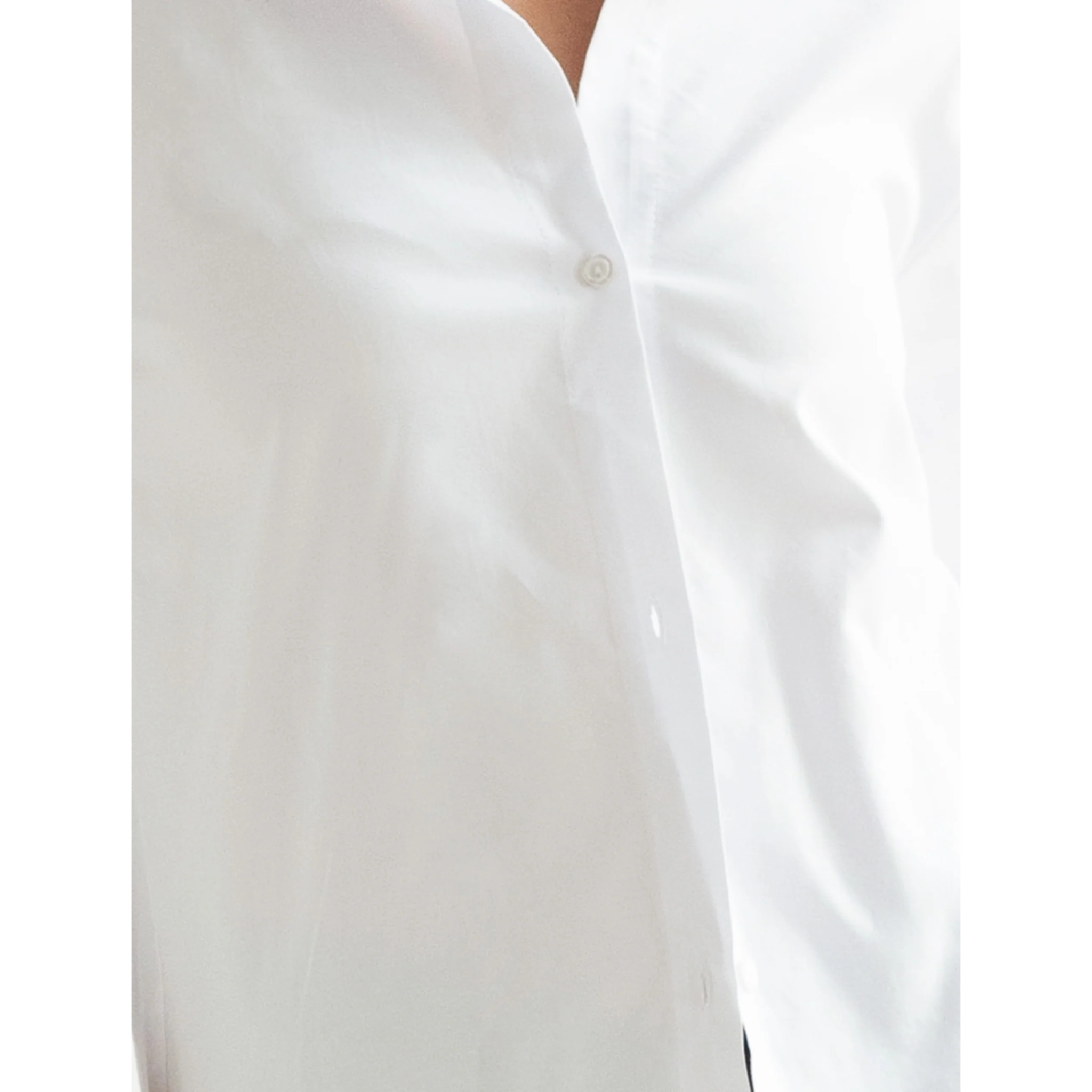 Camisa de mujer blanca oversize.