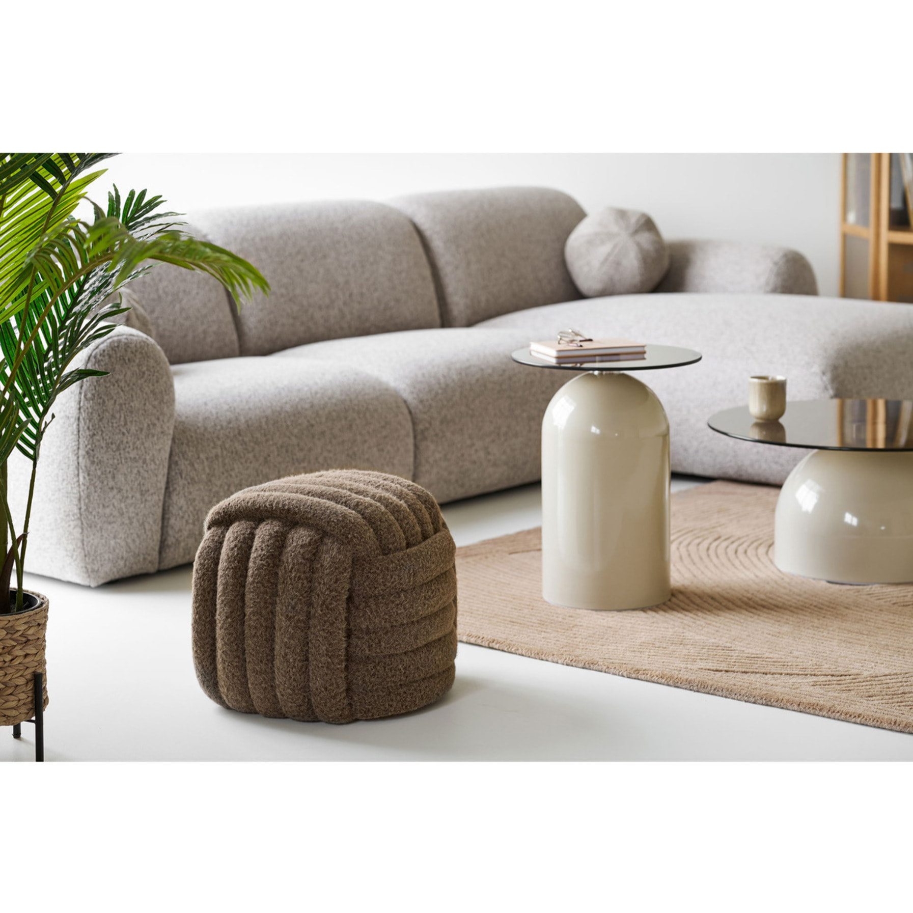 Pouf Napier in tessuto marrone con design annodato 48×48×43 cm