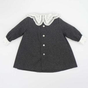 Vestido de franela gris con cuello y mangas blanco