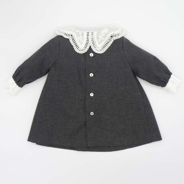 Vestido de franela gris con cuello y mangas blanco