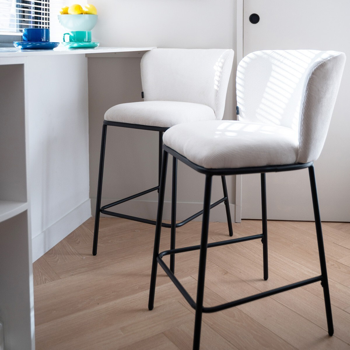 Lot de 2 tabourets de bar en velours côtelé, piètement noir - TOMA