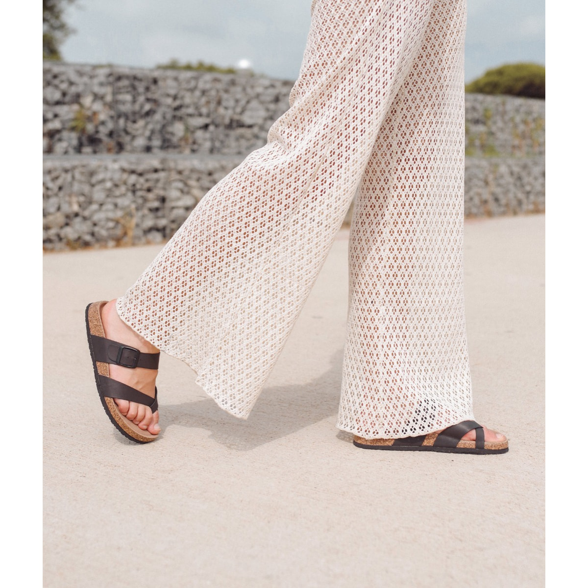 Sandalias de dedo planas negras con suela de corcho