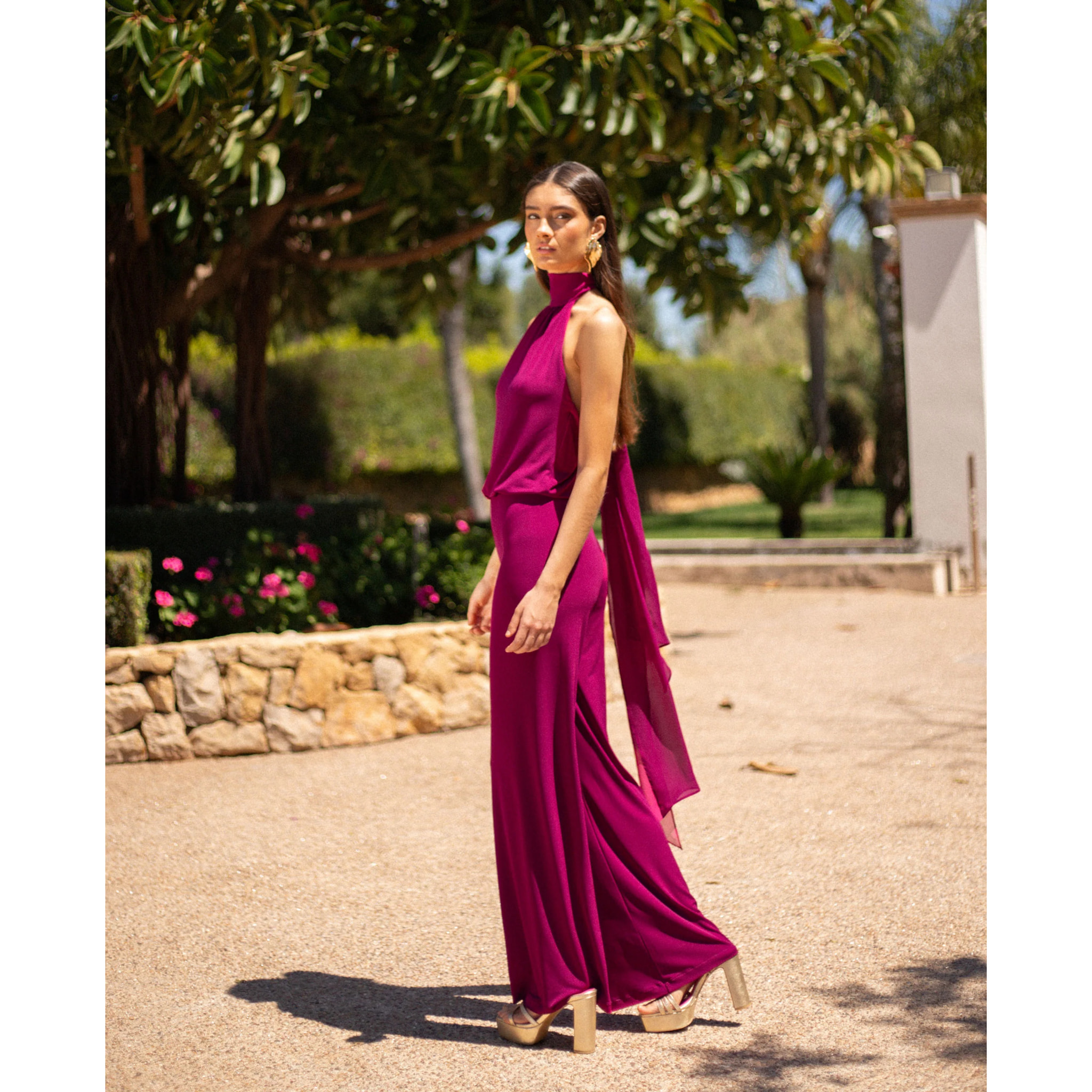 Mono largo de punto con cuello halter y pierna ancha