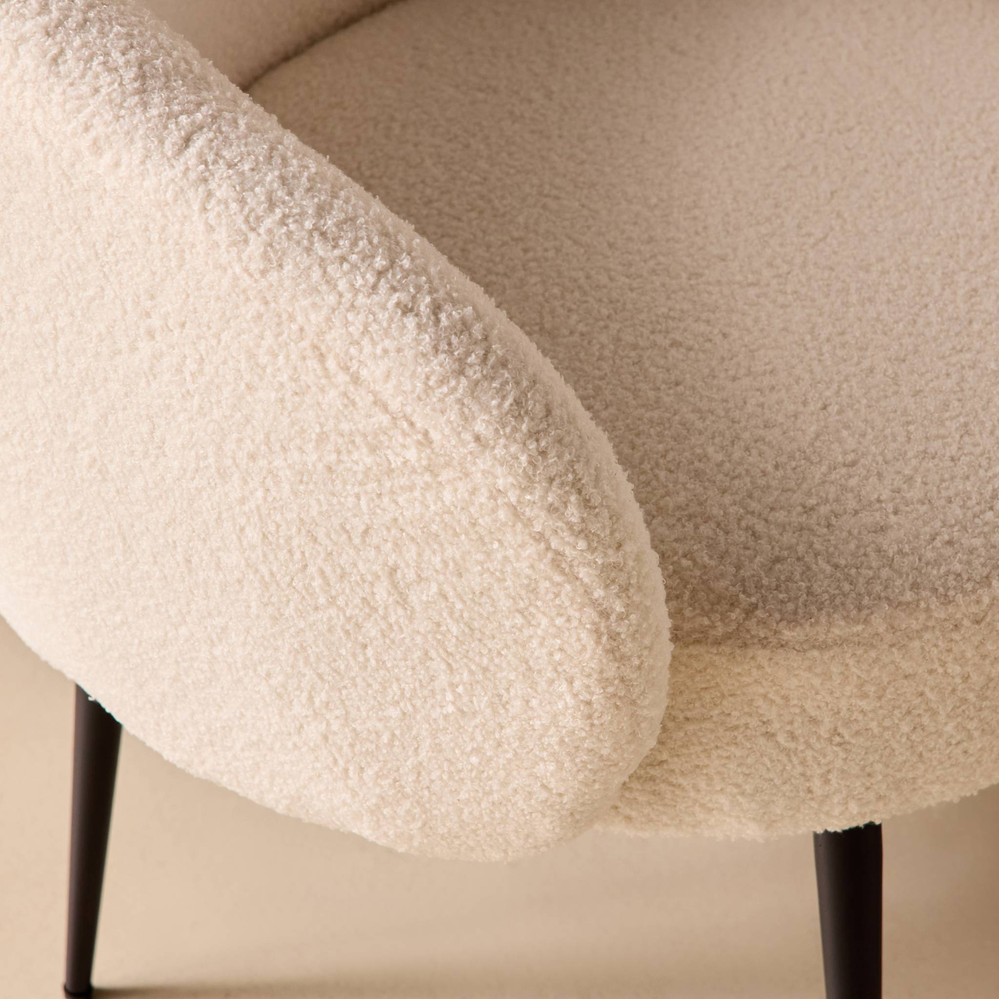 Fauteuil cosy design métal et bouclette HIMA