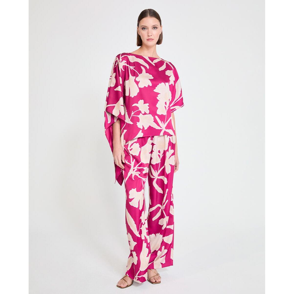 Blusa con maniche asimmetriche e grande fiore di bouganville