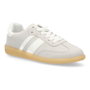 Zapatillas deportivas estilo retro casual.