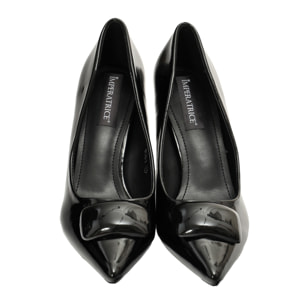 Decolletè in simil pelle verniciata con applicazione