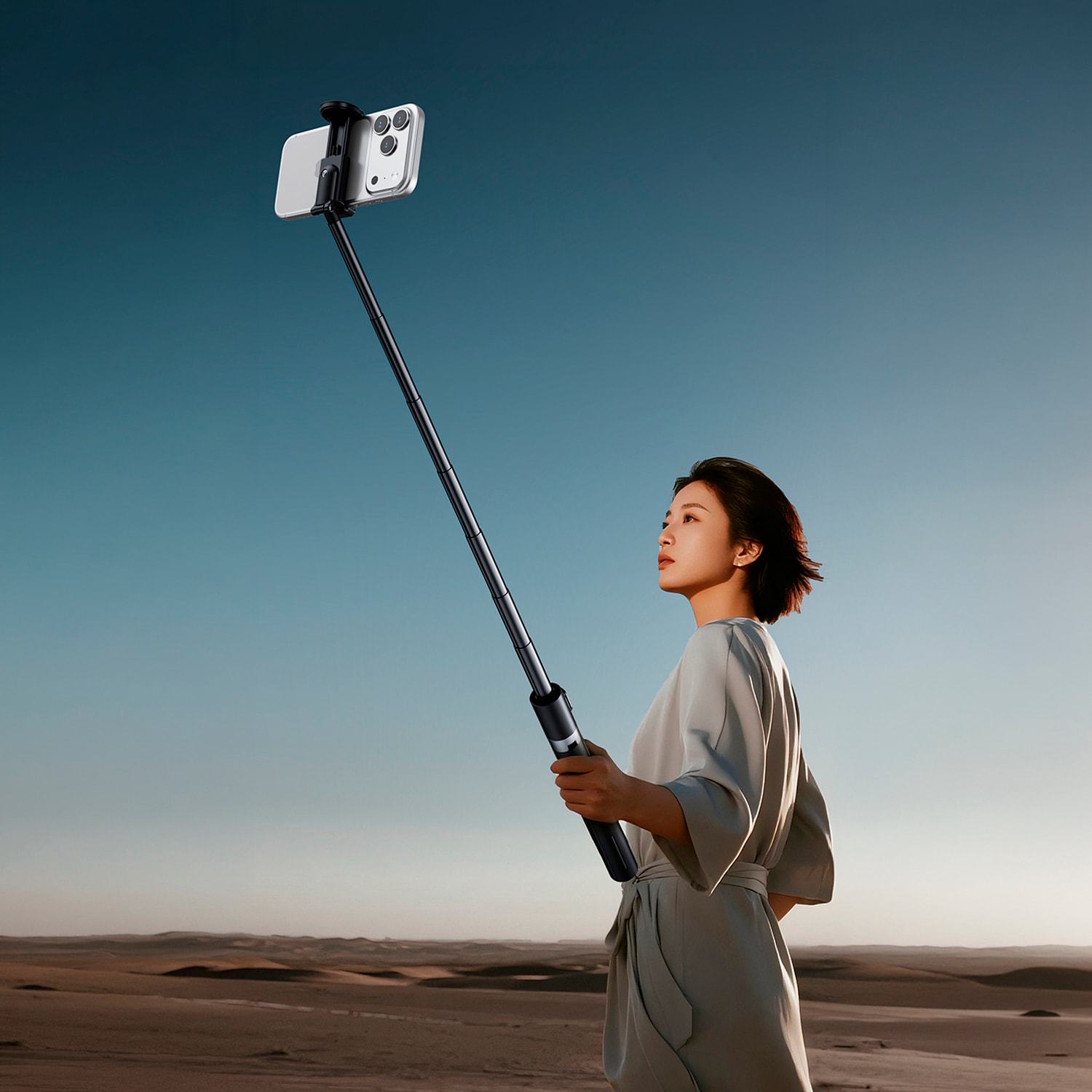 Bastone per selfie estensibile fino a 1,7 m con funzione treppiedi e telecomando.