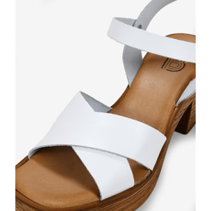 Sandalias de piel blancas con tacón de madera