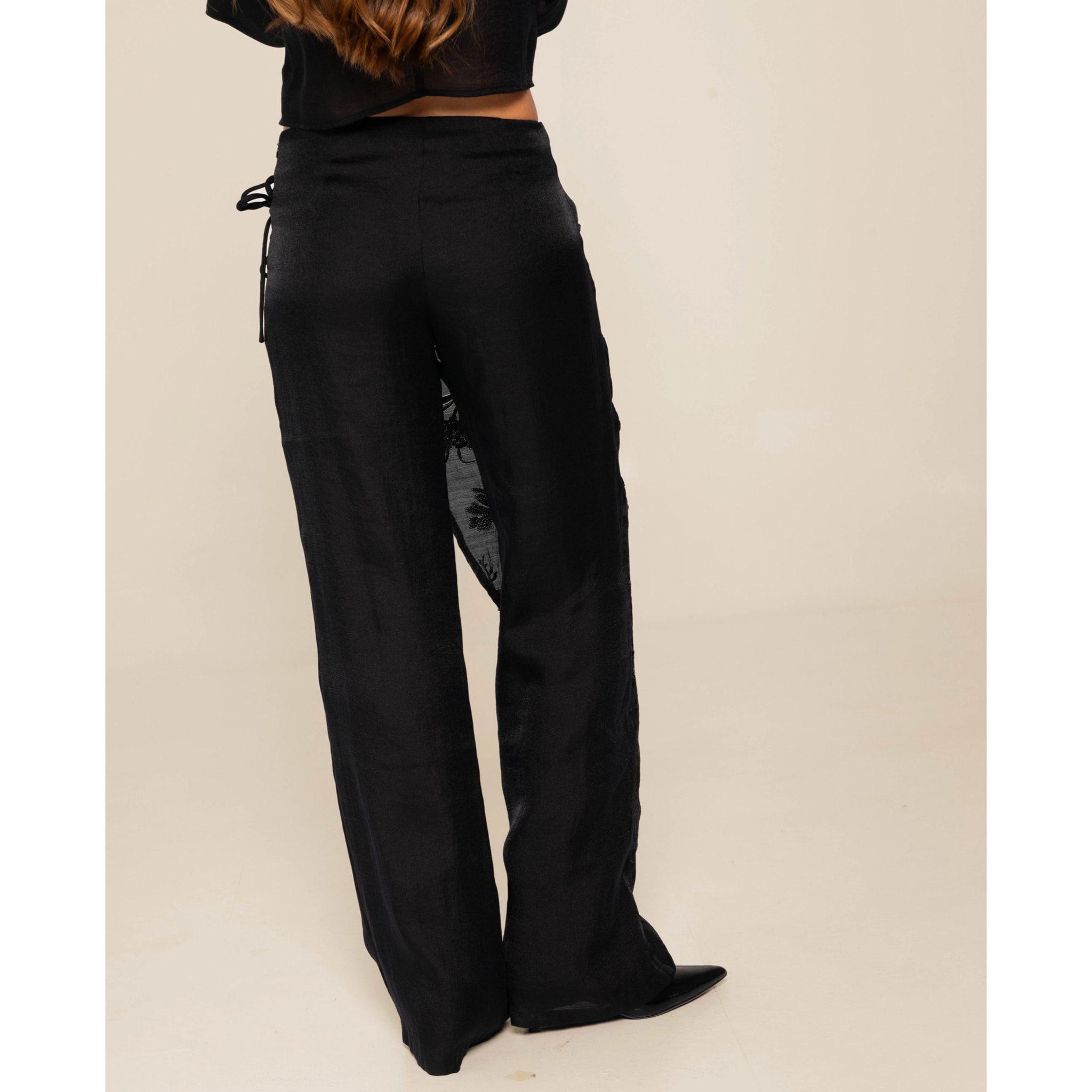 Pantalón con bordado y lentejuelas con capa superpuesta de mujer