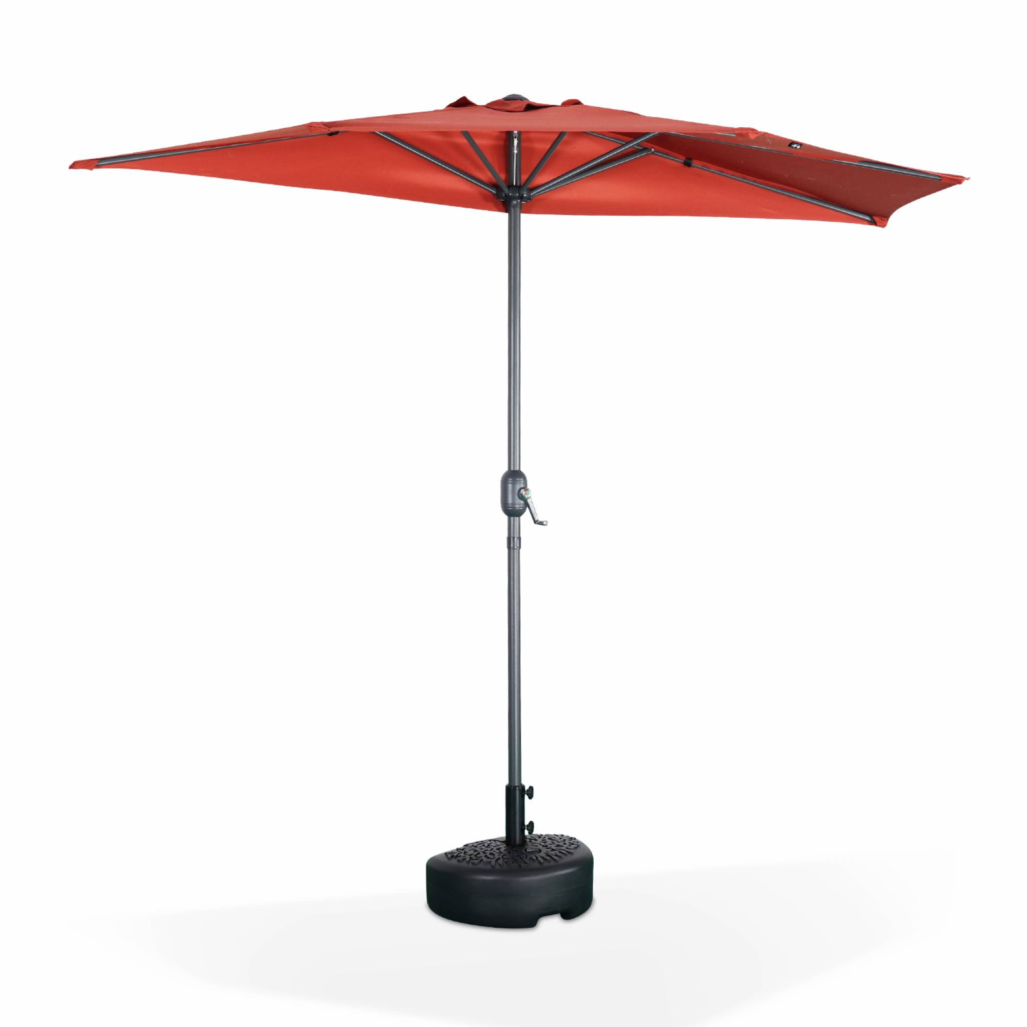 Parasol de balcon Ø250cm  – CALVI – Demi-parasol droit. mât central en aluminium avec manivelle d’ouverture. toile terracotta