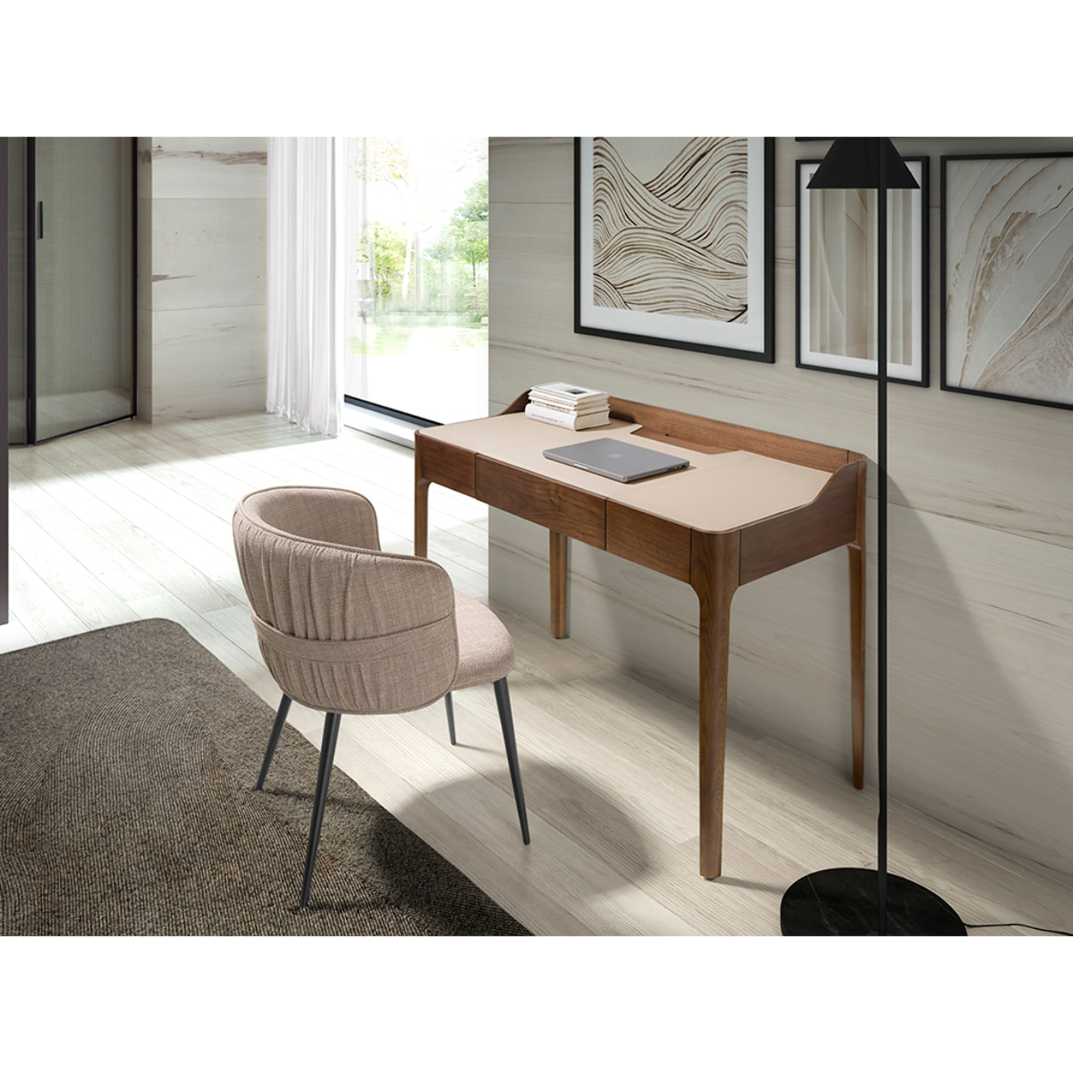 Escritorio tocador en madera chapada en nogal natural combinado con un elegante tapizado en polipiel en crema 116x55x82cm