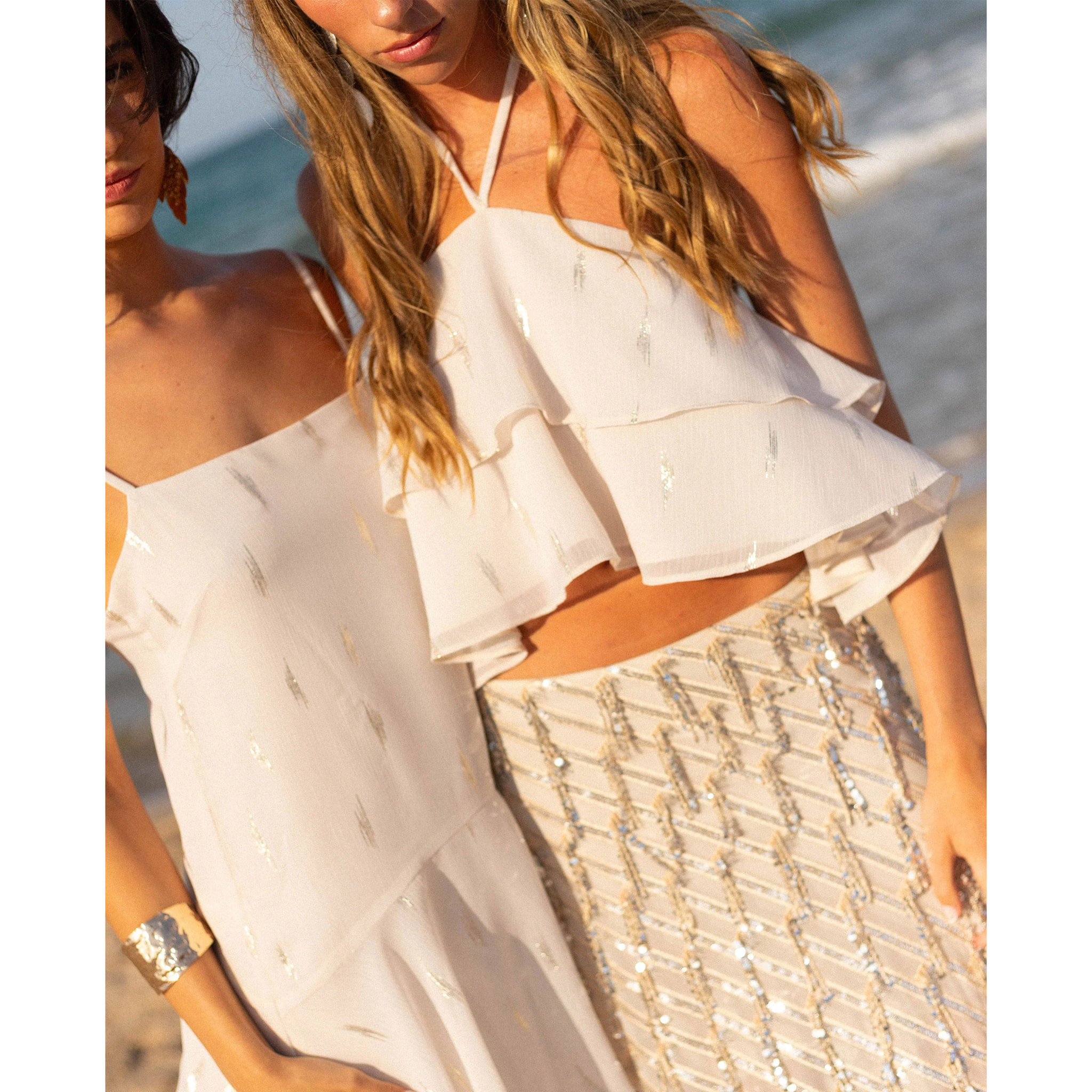 Top de mujer de gasa con volantes y cuello halter ajustable.