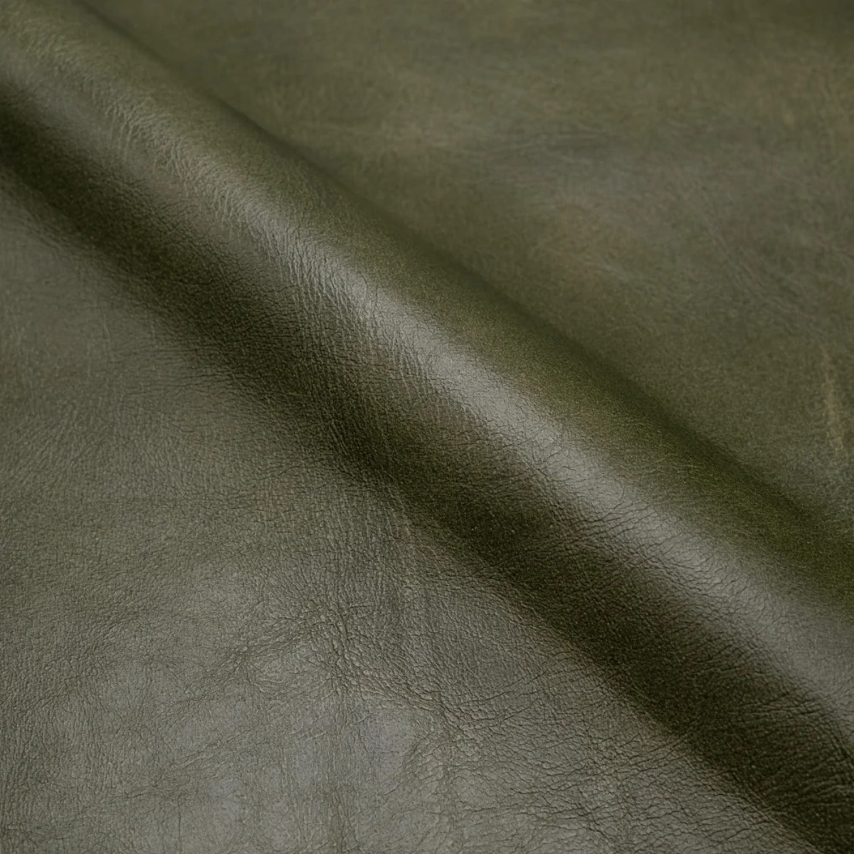 Lot de 2 chaises de bar 76 cm en cannage et cuir vert - Léandre