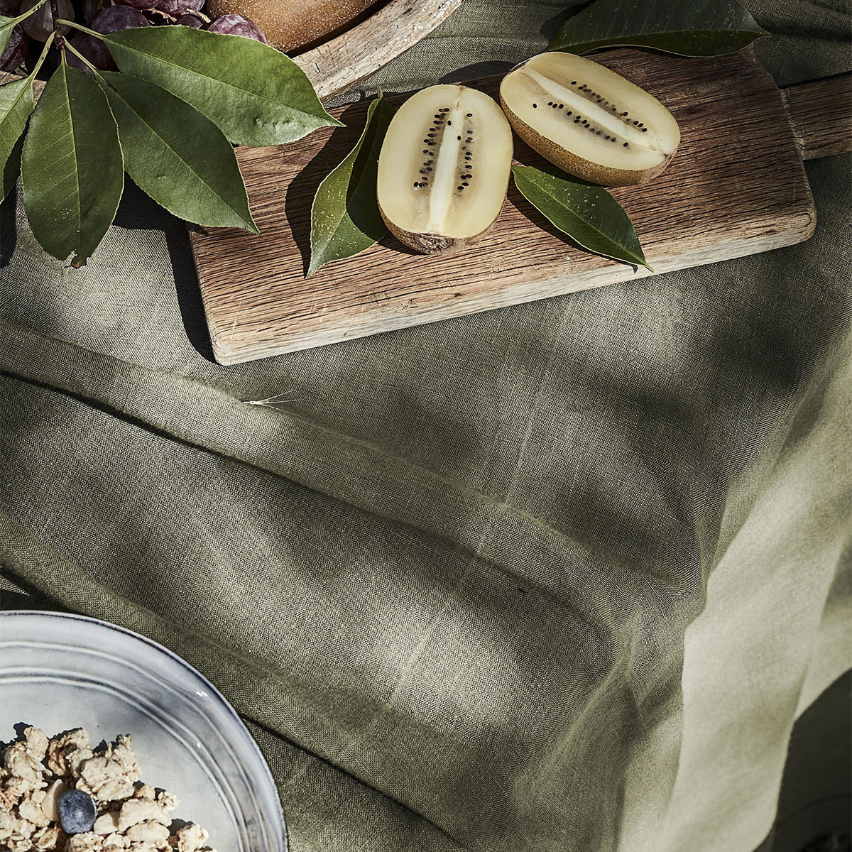 Chemin de table uni en lin, Made in France, FLORENCE , Vert kaki