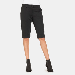 PANTALONI CORTI AL GINOCCHIO. Vita regolare e gamba regolare.