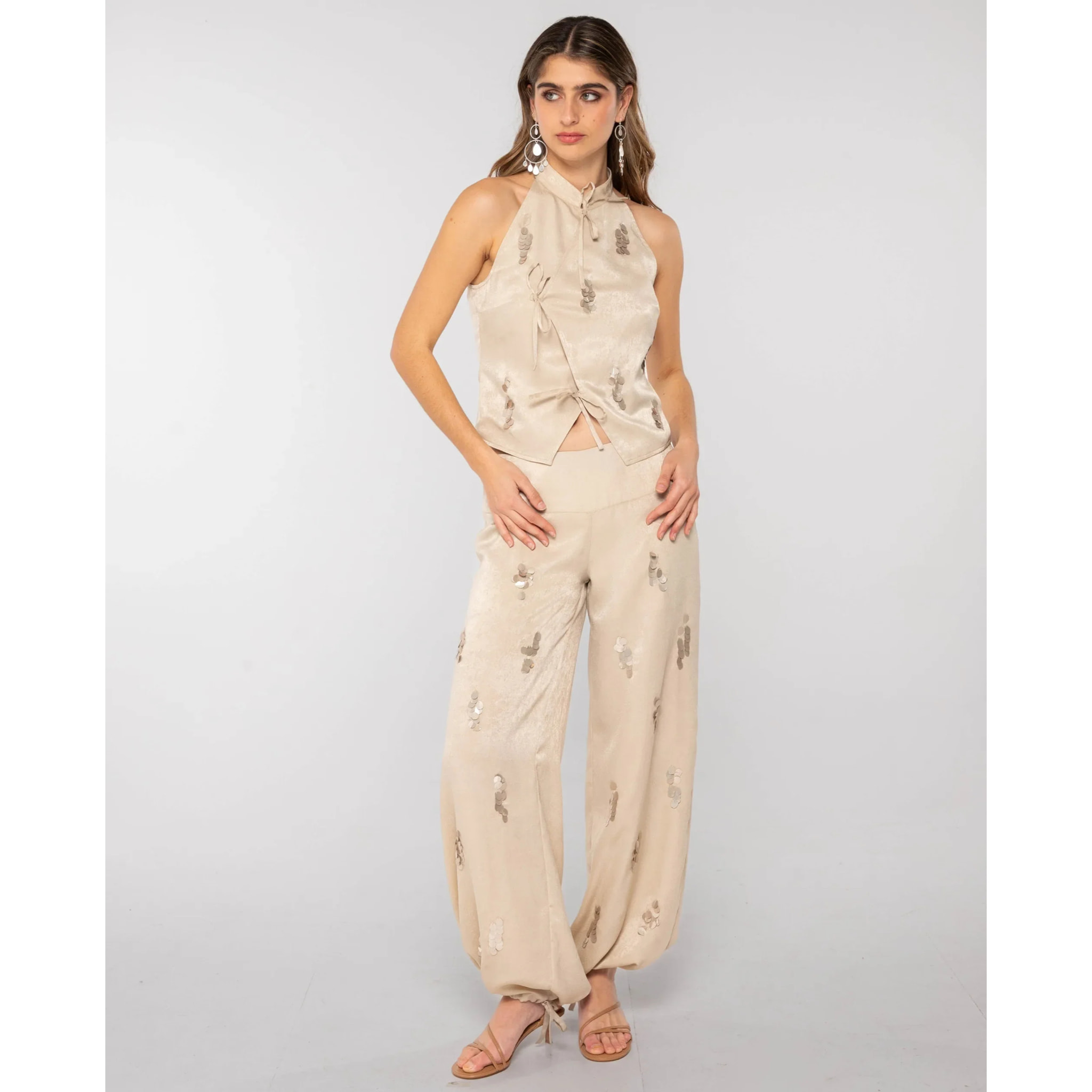 Pantalón recto de tiro medio bordado de mujer