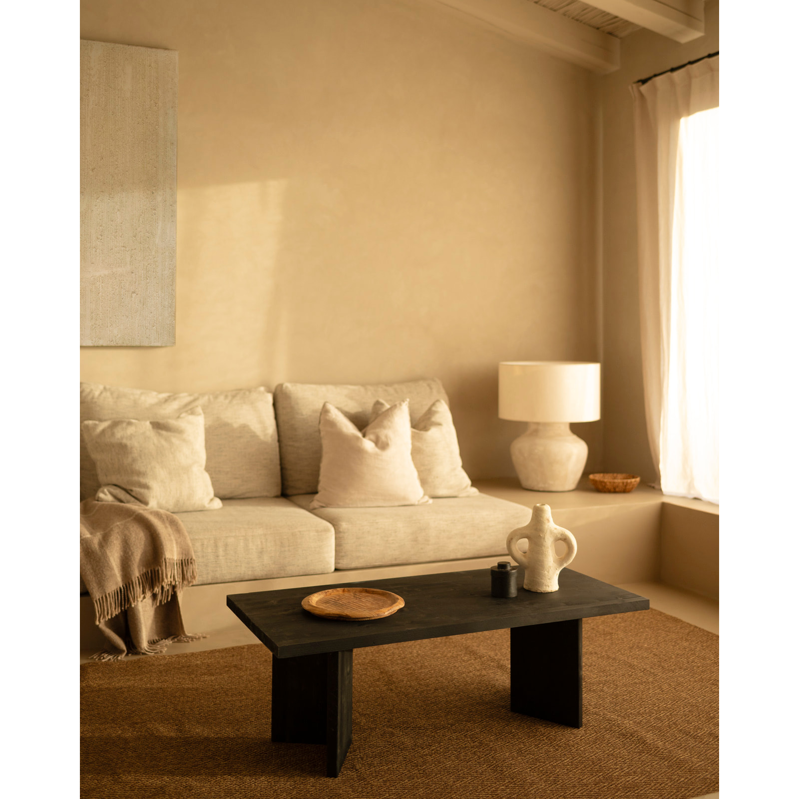 Mesa de centro de madera maciza en tono negro de 120x55 cm Alto: 40 Largo: 120 Ancho: 55