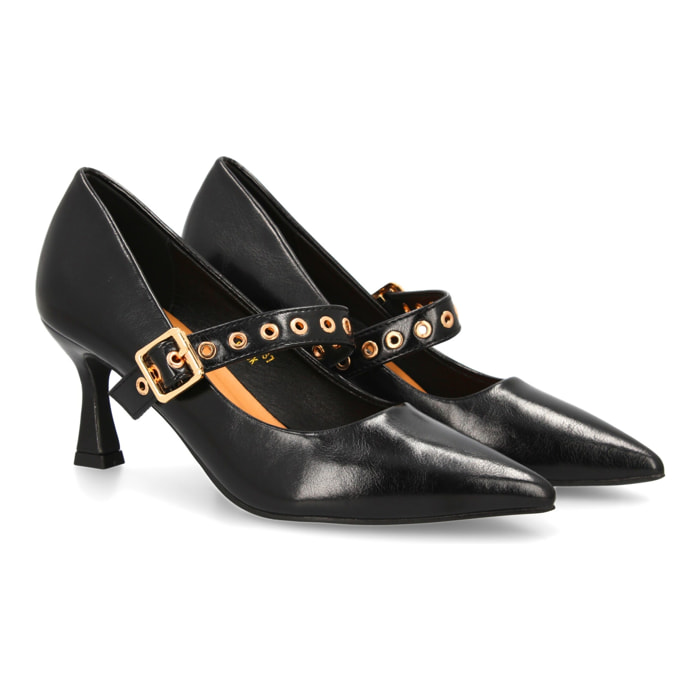 Zapato salón con tira de tachuelas.