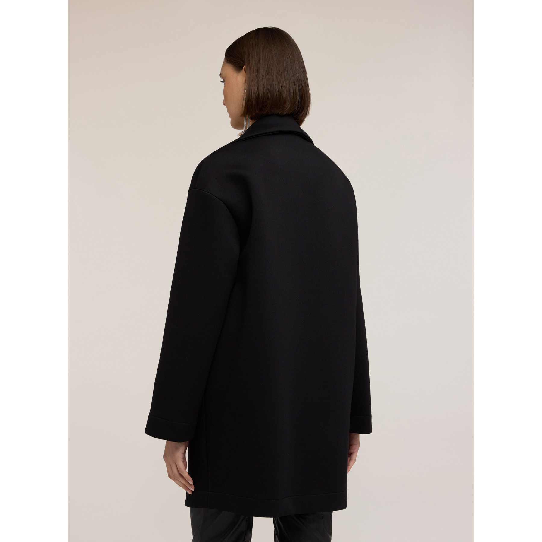 Motivi - Abrigo en scuba con broche joya - Negro