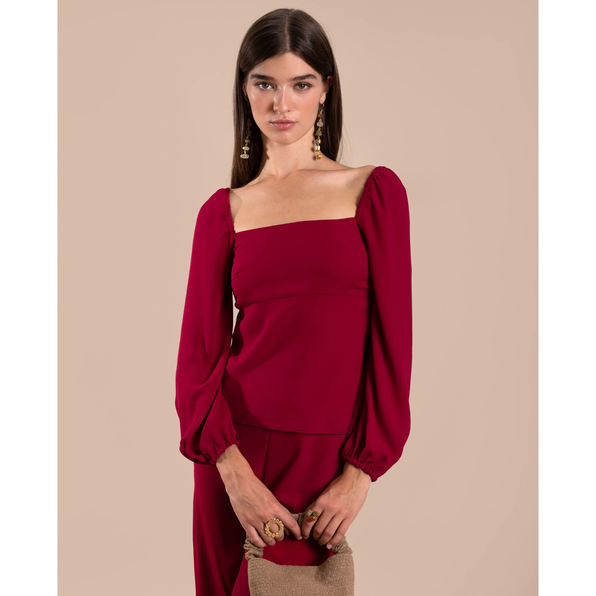 Blusa de manga larga con lazos en la espalda.