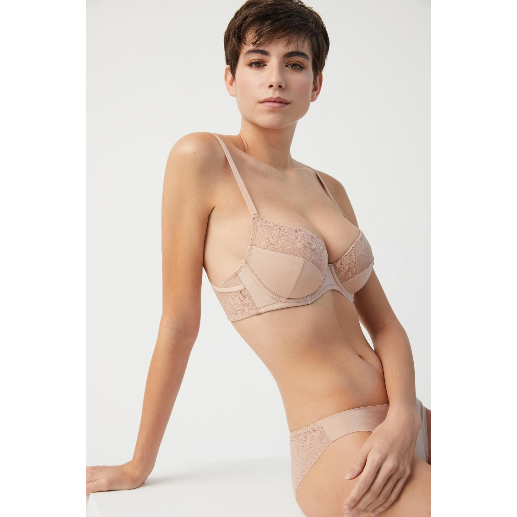Reggiseno imbottito con ferretto in pizzo beige e schienale rinforzato, coppe C e D