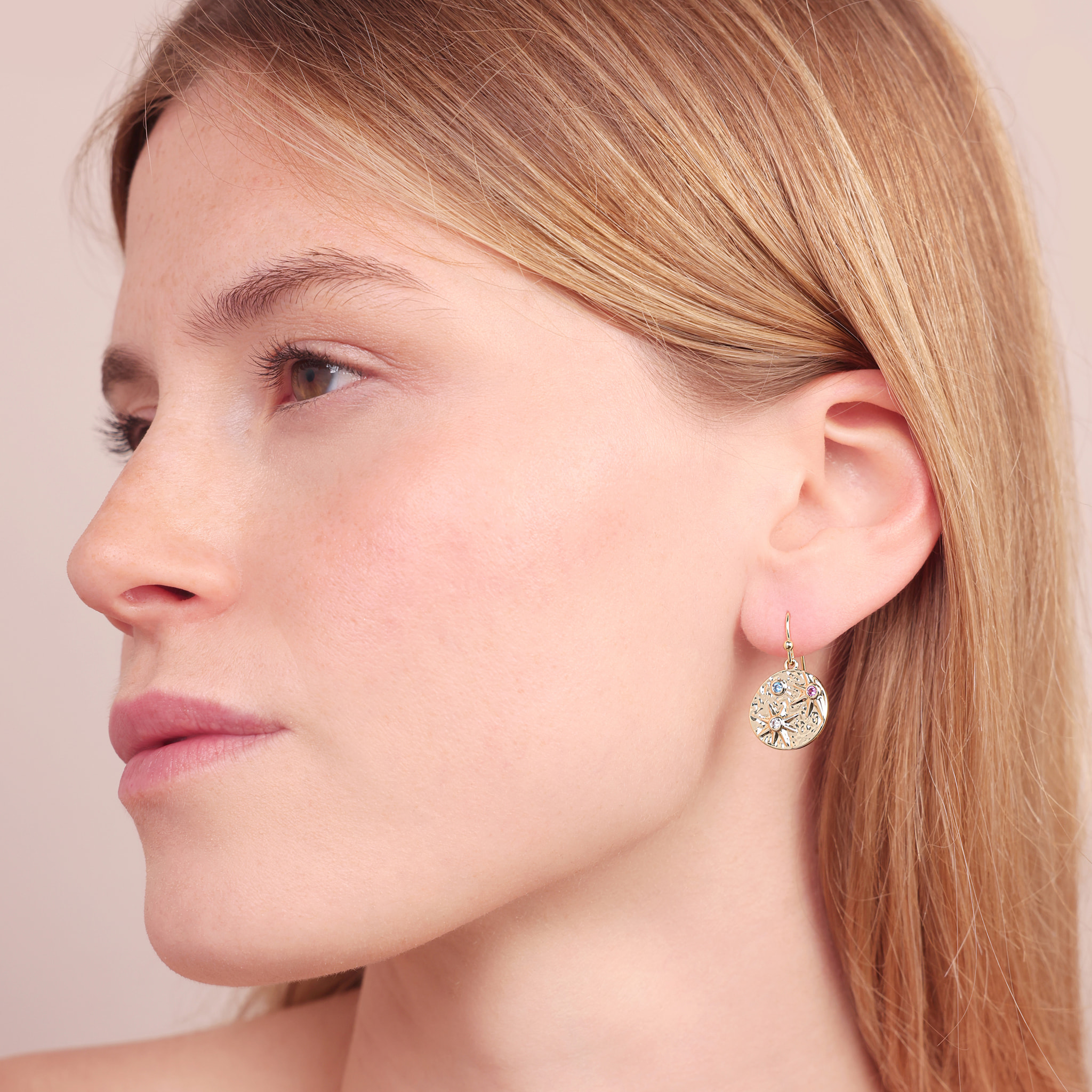 Orecchini Pendenti Tondi con Stelle in Rilievo e Cubic Zirconia Colorate