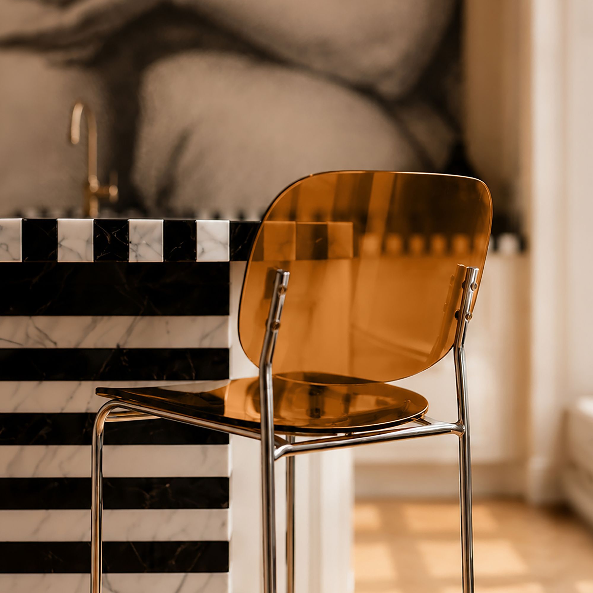 Lot de 2 chaises de bar en résine acrylique et métal ambre GLAM