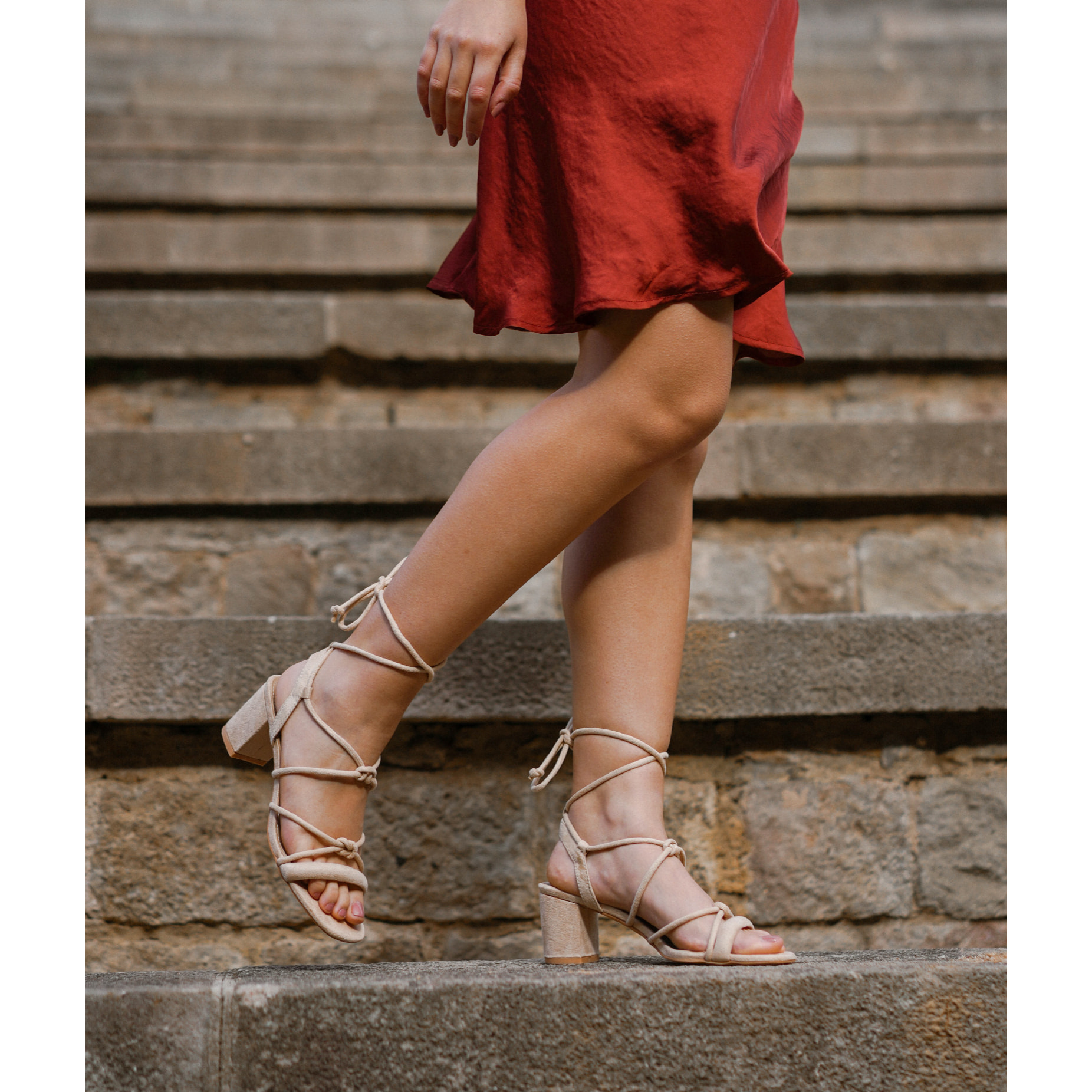 Sandalias beige con tacón ancho