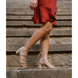 Sandalias beige con tacón ancho
