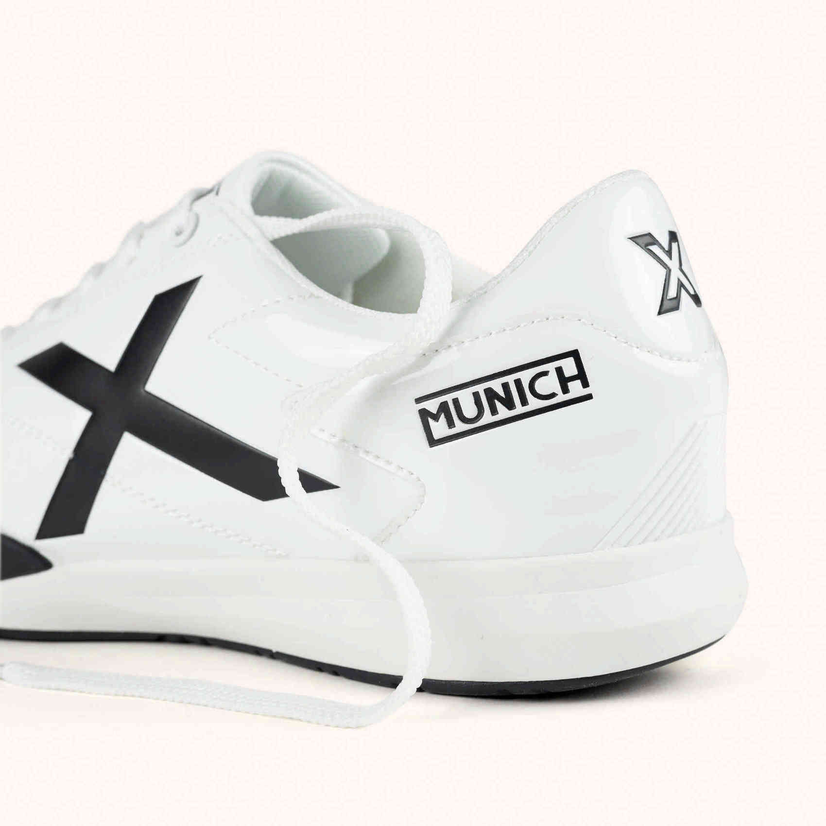 MUNICH M39 04 Zapatillas urbanas de inspiración futsal en color blanco